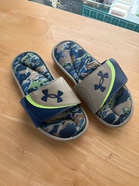 Under Armour Boys Slides | Size 3